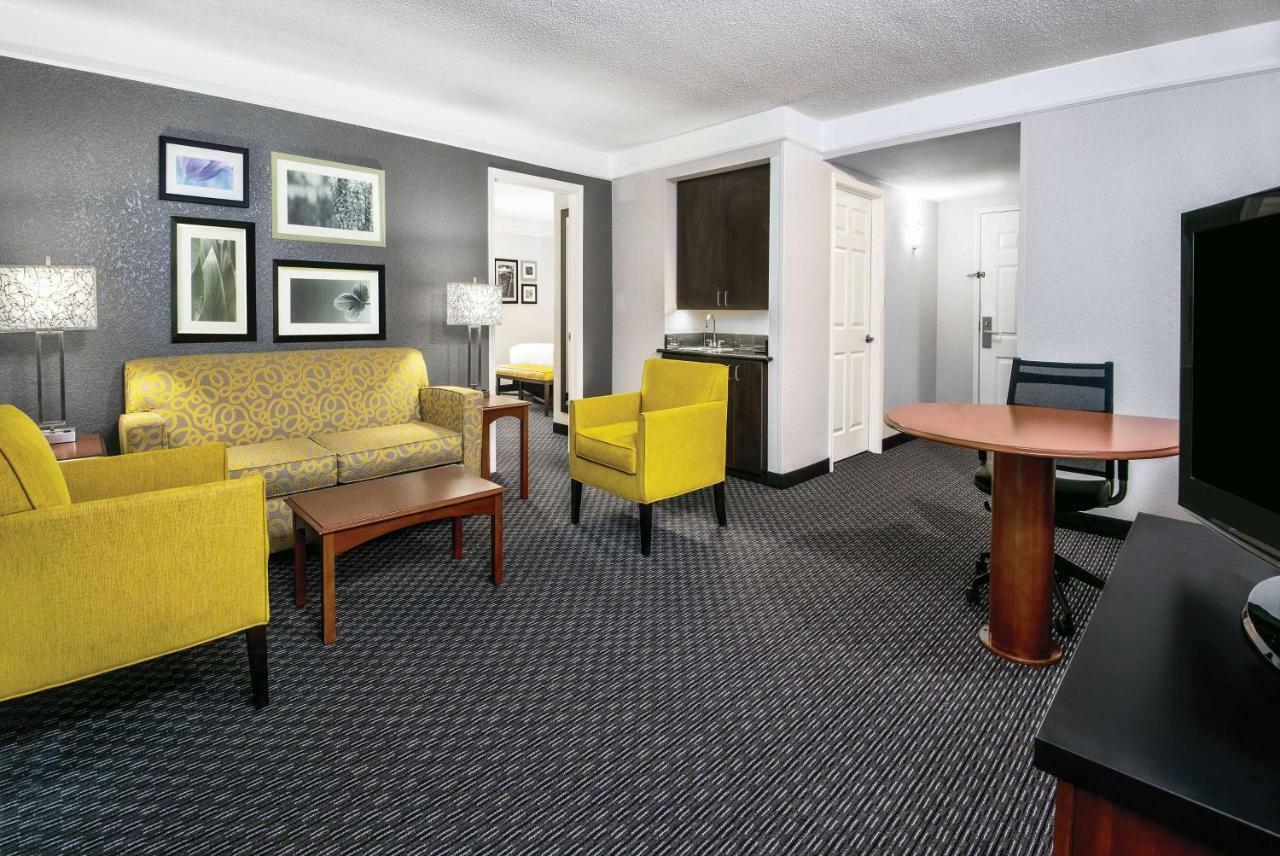 La Quinta Inn & Suites By Wyndham San Antonio Riverwalk מראה חיצוני תמונה